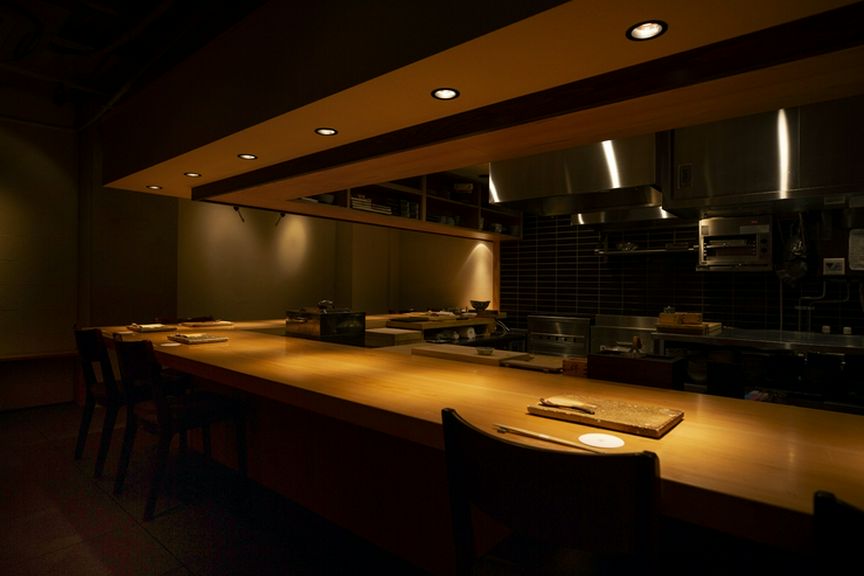 料理人の技を眼前に眺める特等席のカウンター