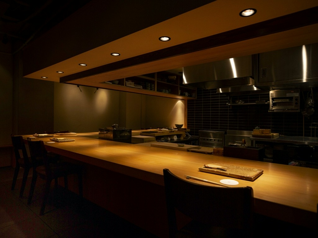 料理人の技を眼前に眺める特等席のカウンター