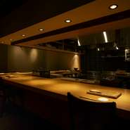 お一人様やカップルならカウンター席へ。お客様の様子を見ながら、最適な状態で料理を提供いたします。ゆったりとしたシートレイアウトで、隣を気にせず料理を楽しめます。