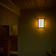 店はエレベーターで降りるビルの地下。荒木町のメインストリートである杉大門通りに面していますが、喧騒を感じさせないロケーションで、隠れ家と呼ぶにふさわしい空間が広がります。