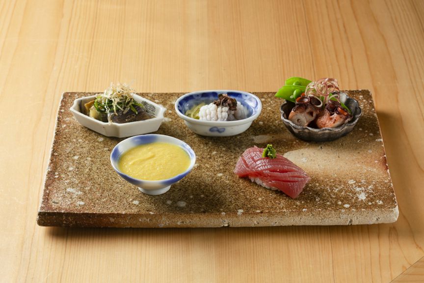おまかせのスタートは、季節の食材を盛り合わせた、旬魚の握りも入るバラエティ豊かな『前菜』