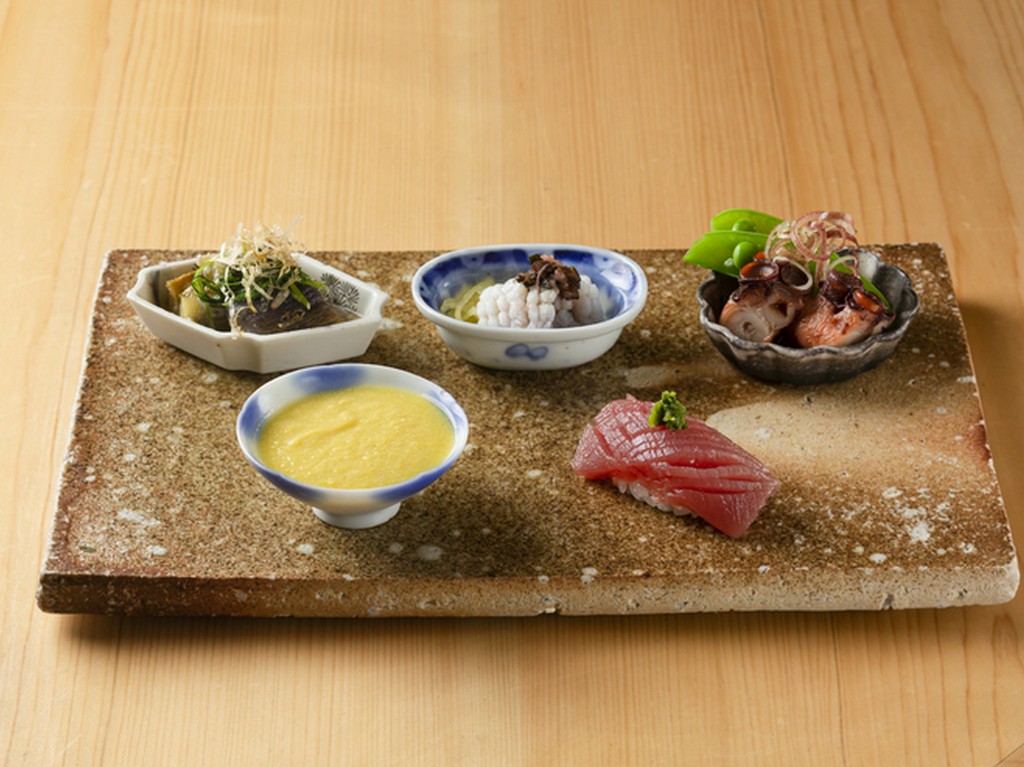 おまかせのスタートは、季節の食材を盛り合わせた、旬魚の握りも入るバラエティ豊かな『前菜』