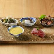 握りを含む季節の料理が6品ほど。初夏のこの日は、初鰹の握り、トウモロコシのすり流し、淡路の鱧の自家製柴漬け添え、焼きナスとオカヒジキのおひたしなどが登場しました。