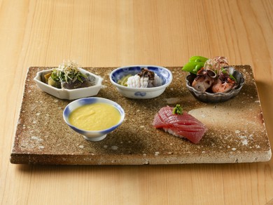 おまかせのスタートは、季節の食材を盛り合わせた、旬魚の握りも入るバラエティ豊かな『前菜』