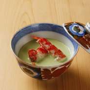 冷菜中心の『前菜』のあとに、お腹を温める椀物が登場。この日は豆腐ペーストで蒸し固めた伝統的な日本料理をアレンジ。上には枝豆のすり流しがのり、複雑な味わいを演出。