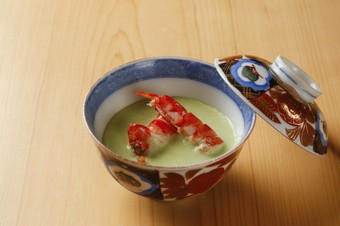 胃を温めるお椀。初夏のある日は伝統的な日本料理『枝豆と車海老の南禅寺蒸し』