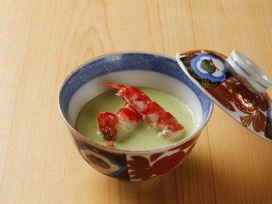 胃を温めるお椀。初夏のある日は伝統的な日本料理『枝豆と車海老の南禅寺蒸し』