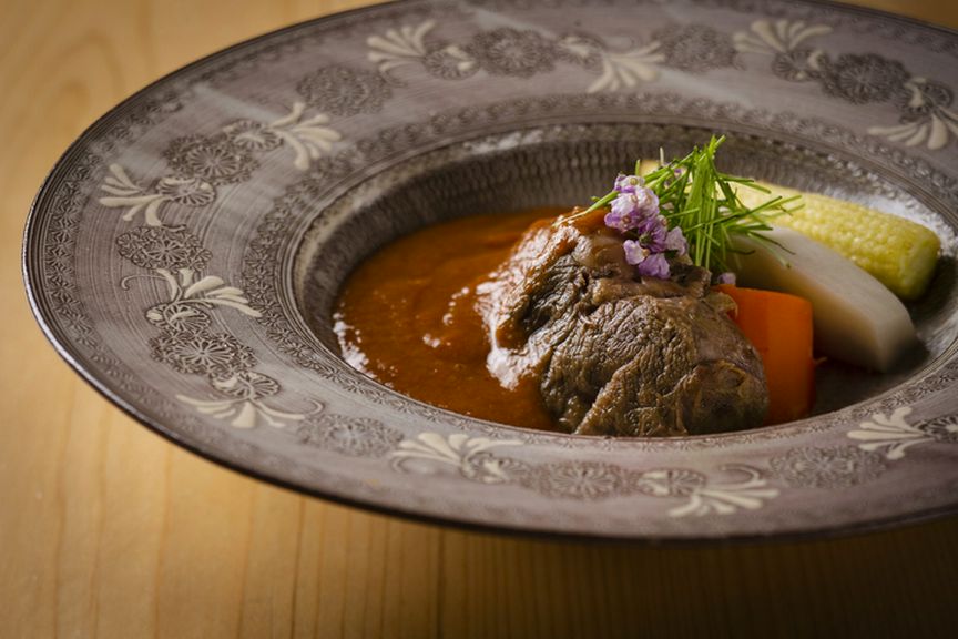 締めの前には、ボリュームある肉料理。赤ワインとの相性も抜群の『佐賀牛と季節野菜の炊合せ』
