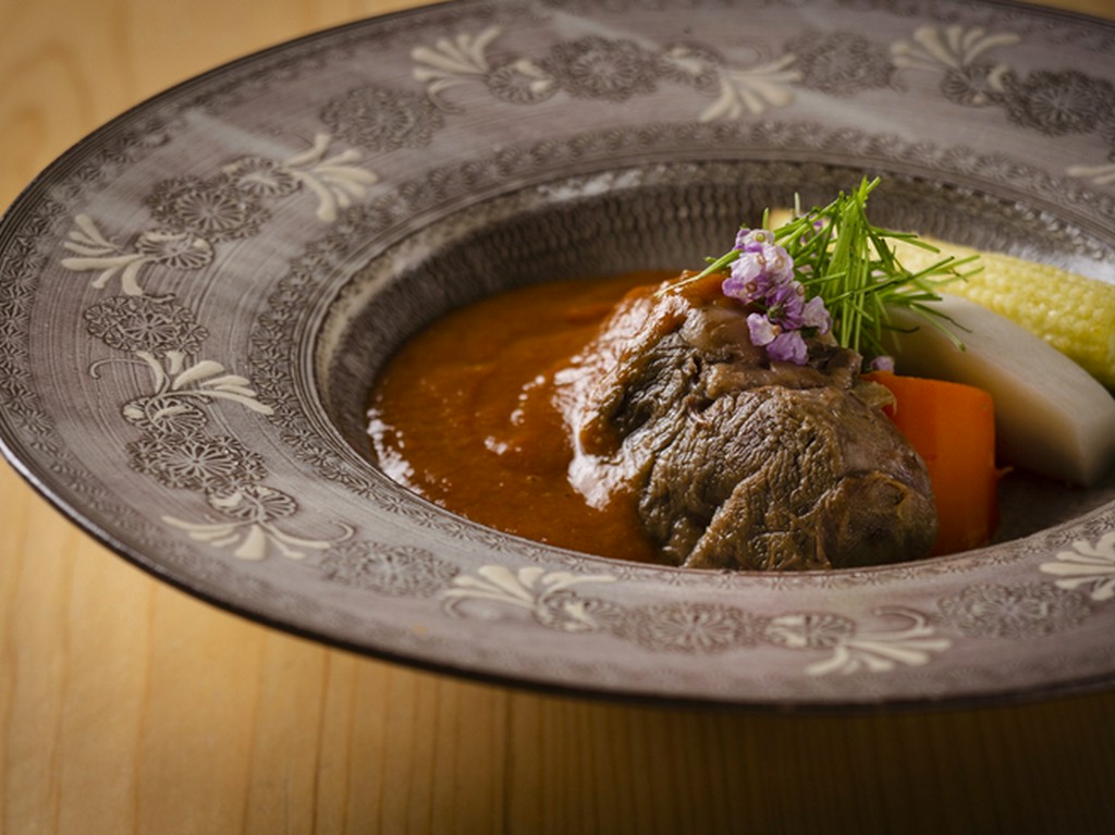締めの前には、ボリュームある肉料理。赤ワインとの相性も抜群の『佐賀牛と季節野菜の炊合せ』