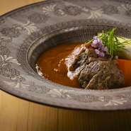 締めのご飯の前にはワインとも合わせやすい肉料理が登場。この日は佐賀牛と佐賀産の里芋、人参を群馬のフルーツトマトのソースでまとめた一品。