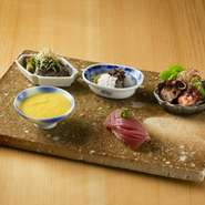 彩りも華やかな『前菜』は、カウンターでは一品ずつ、個室では盛り合わせで提供します。季節の素材の小鉢のほか、1～3貫（コースにより異なる）の握りが入るのが特徴です。