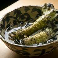 「本山葵」は長野県安曇野市の契約農家から直送。採れたての新鮮な山葵は、爽やかな香りと力強い辛さが特徴で、日本料理の華であるお造りを引き立てる名脇役です。