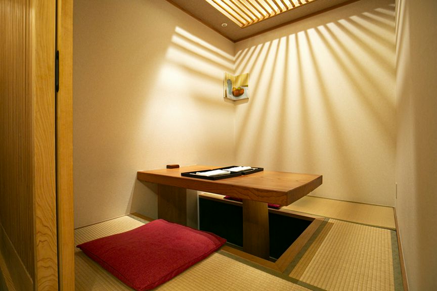 落ち着いた設えで接待に向く、畳座敷の個室を用意