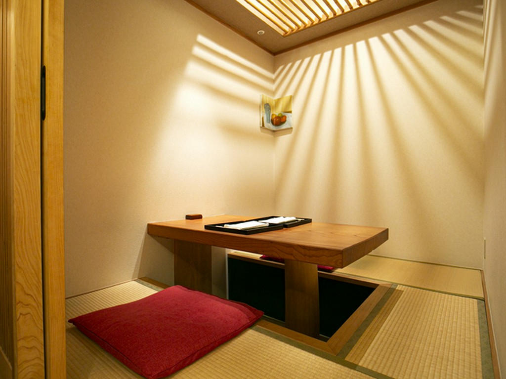 落ち着いた設えで接待に向く、畳座敷の個室を用意