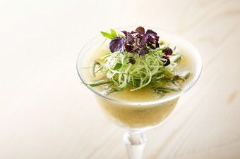 四季折々の食材を巧みに組み合わせて季節感を表現する『先付』