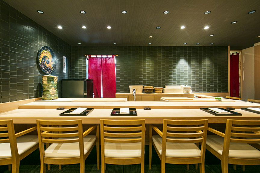 カウンター越しに交わされる会話も楽しみの一つ