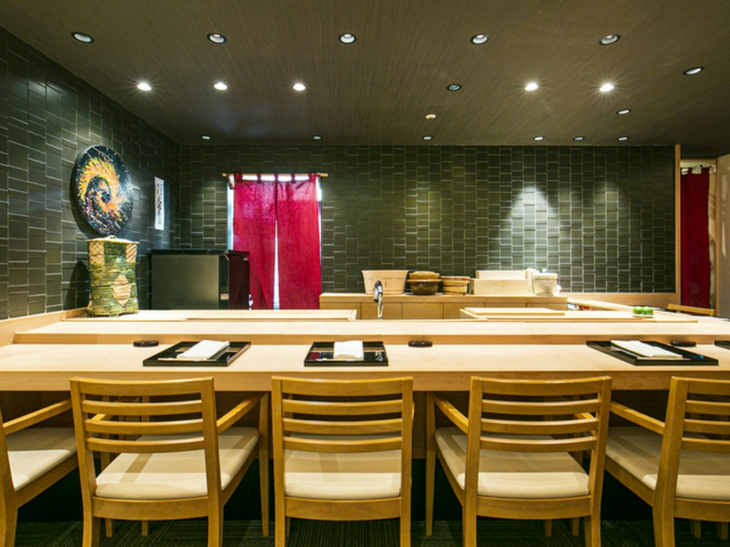 カウンター越しに交わされる会話も楽しみの一つ