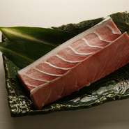 厳選された京野菜や寿司店のクオリティの魚介類、鮮度と質にこだわったジビエなど、一級品の食材を用意。生産者や卸問屋ともコミュニケーションを重ねる、ビア氏だからこそ集められる食材に出合えます。