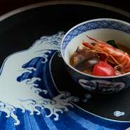 母国・タイ料理と日本料理の組み合わせで魅せる他では味わう事の出来ない料理。