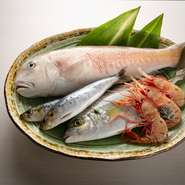 寿司も提供しているので、魚にはこだわりがあります。中でもマグロは、ミシュランで星を獲得している寿司店も利用する築地のマグロ専門卸問屋【やま幸】から仕入れ。専門店に引けを取らない、上質なものを使います。