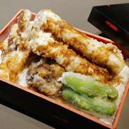 料理長厳選穴子を揚げた天丼。
職人の作る天丼たれがたっぷりとかけてあり、お箸がすすみます。