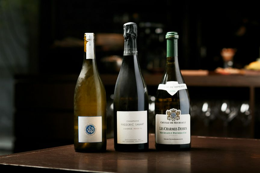 魚介料理に合わせて、白ワインやオレンジワインでペアリング