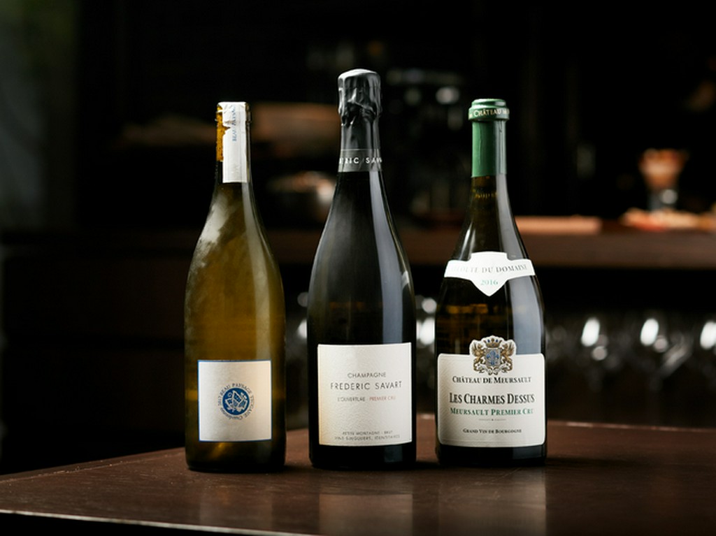 魚介料理に合わせて、白ワインやオレンジワインでペアリング