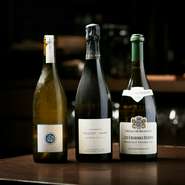 フランスをメインに日本やニューワールドなど100種以上揃え、主にペアリングで提供。シェフが得意とする魚料理に合わせて白ワインやオレンジワインを多めにストックしつつ、赤ワインや日本酒も豊富です。