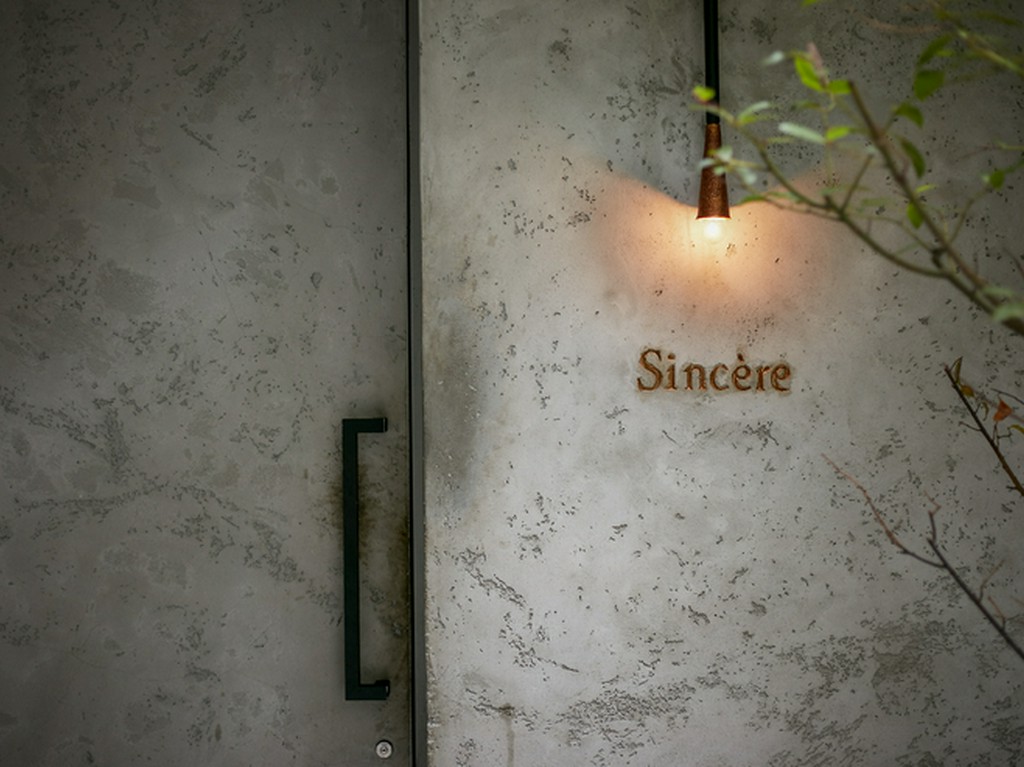 渋谷の端の閑静な住宅街のなかにひっそりと佇む、上質な空間