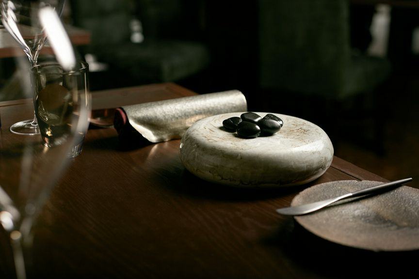 アースカラーをベースにした食器と内装で自然の風景を演出