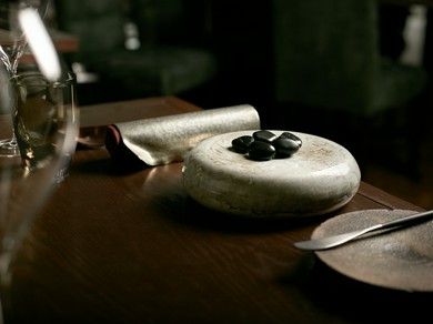 アースカラーをベースにした食器と内装で自然の風景を演出