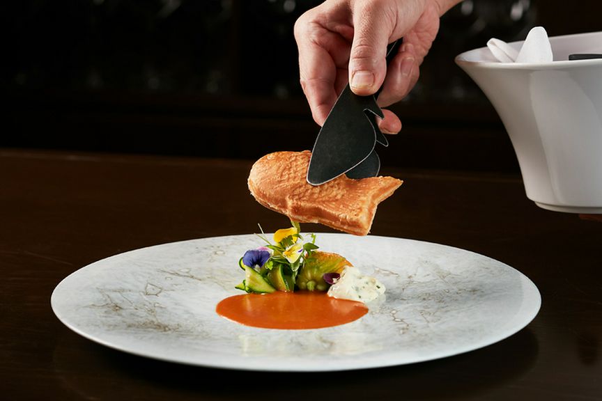 シェフが調理からサービスまで担当し、ゲストをもてなす