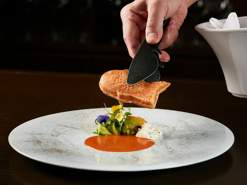 シェフが調理からサービスまで担当し、ゲストをもてなす