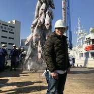 メニューに生産者名を表記し、サービスの際もお客に生産者のことを伝えています。魚や野菜、お肉なども現物を見せて、より食材の価値を高めようと考えています。