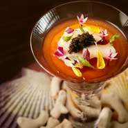 環境に配慮しつつも、おいしく魚介をいただけるよう、チョウザメを殺さずに卵を採取したキャビアと、環境への負担が少ない方法で捕獲した帆立貝を使用。毛蟹のだしのムースやコンソメのジュレによる重層的な味わい。
