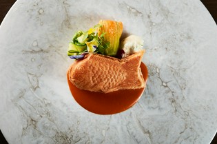 伝統的な技法と遊び心の妙『鱸のたい焼き』