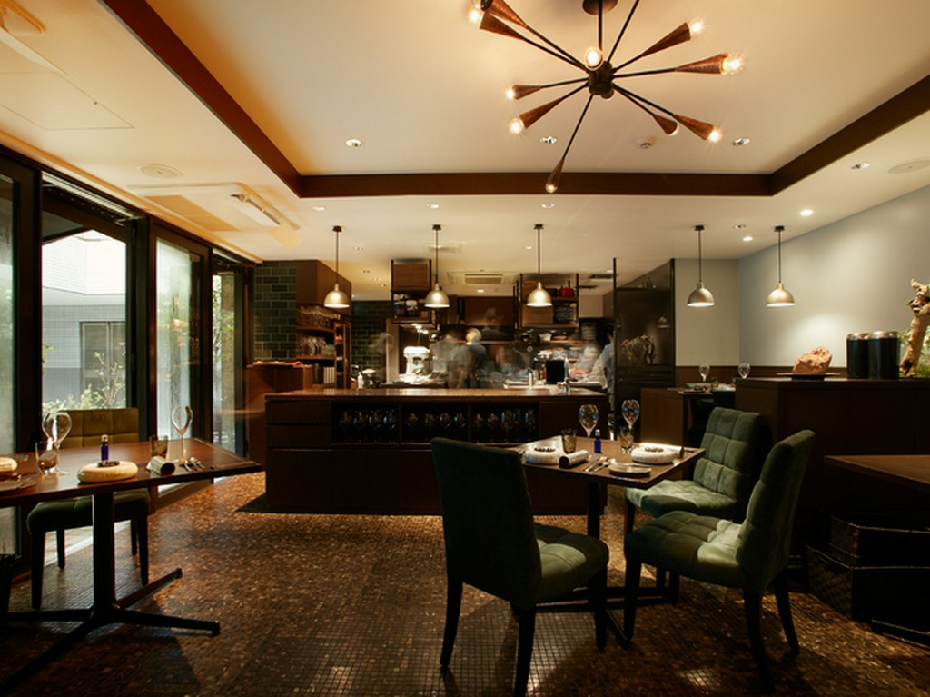 シェフの調理姿が見えて楽しい、ライブ感のあるオープンキッチン