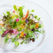 アルチザン（職人）の野菜という名を冠した、50～80種の野菜。「引き出す、というつもりはさらさらない」というシェフの言葉通り、可能な限り手を加えず、その日、その季節の素材の味をダイレクトに伝えます。