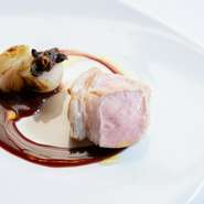 薪火をつかうオープン・ファイア・クッキングでしっとり柔らかく、周りは香ばしく焼き上げた原種の今帰仁アグー豚。クラシックな赤ワインのソースで。