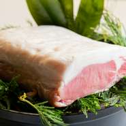 この今帰仁アグー豚は、噛むごとに味が出る肉質も、脂のおいしさも申し分なし。そして何より、「この豚が原種であり、守らなくては血が薄まってしまう」という使命感を持った生産者さんに共感しています。