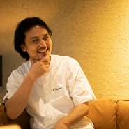 10年目のリニューアルで、かねてより考えていたコースの品数削減を実施しました。お客様の負担を減らしつつ、全体のボリューム感は肉料理の後のラビオリで調整するなど、変わらぬ食後感を目指しています。