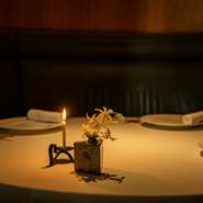 インテリアだけでなくカトラリーも刷新。「人生のお供をするナイフ」の意味を込め、コースを通してお使いいただく一本のナイフ、とくに野菜の食べやすさを目指した箸の導入などにもご注目ください。