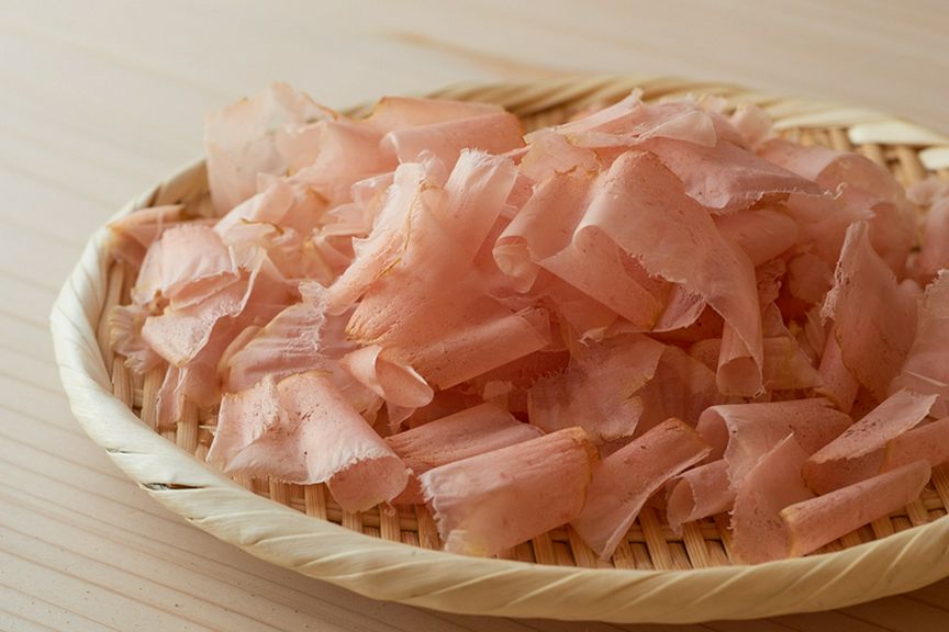 ゲストに椀ものを調理して出す直前に削る鰹節