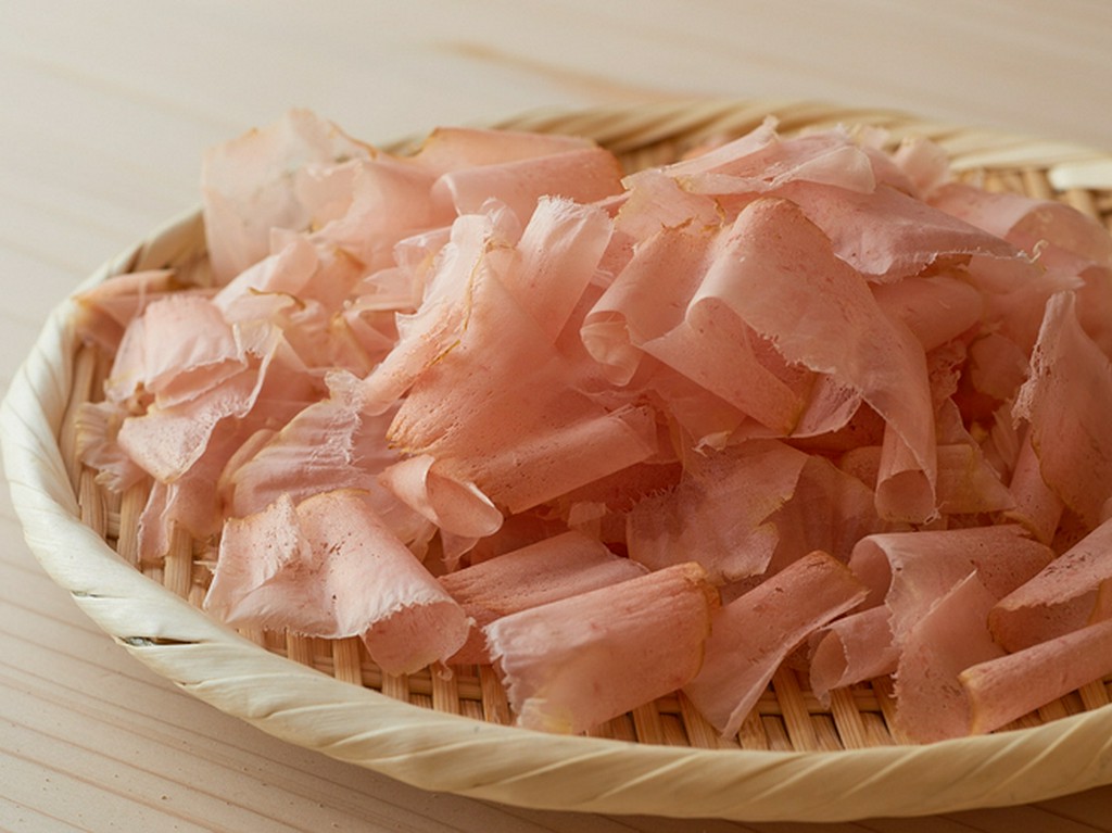 ゲストに椀ものを調理して出す直前に削る鰹節				