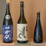 料理はお酒と楽しんで欲しいと、プレミアムな日本酒やシャンパン、ワインなどを取り揃える。アンリジローはグラスでも提供。プレミアム日本酒は1合2,000円～				
