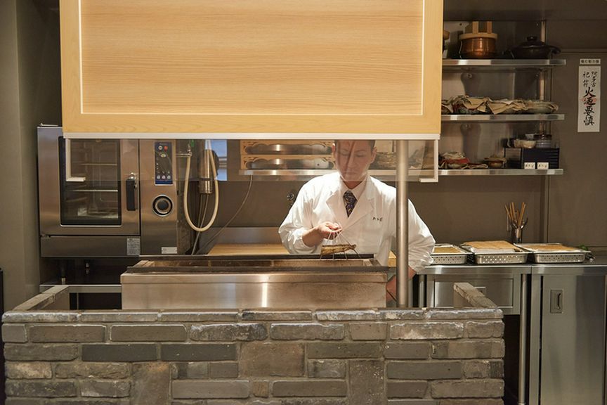 いい香りが広がる店の顔、炭火の焼き台				