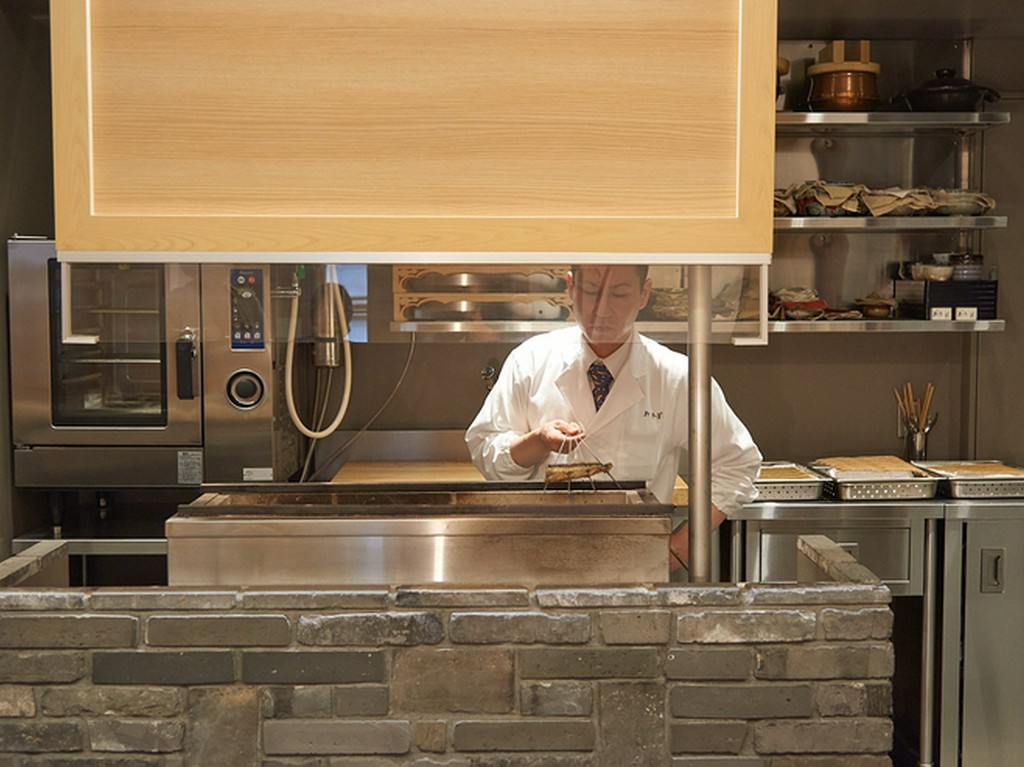 いい香りが広がる店の顔、炭火の焼き台				
