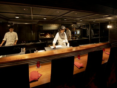 薪が燃えるキッチンを眺めるカウンターは特等席