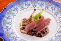 ランド産の鳩は約350gほど。丸ごとを薪の熾火で約40分ほどかけて焼き上げる。ソースは、鳩の内臓とコニャックを合わせたもの。付け合わせにはセップ茸や万願寺唐辛子などを。