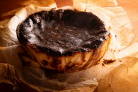 コースの中でも人気のデザート、しっとりとした舌触りが後を引く薪焼チーズケーキ。表面をしっかりと焦がし、薪の薫香をまとわせている。デザートに出るほか、テイクアウトもできる。（一台4,500円）。